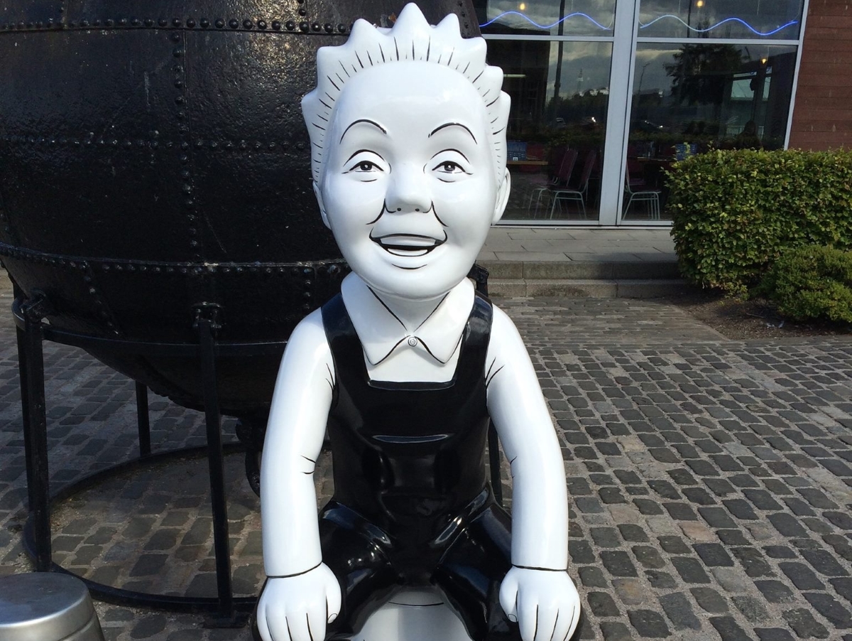 Gillian Bayford buys Oor Wullie statue for hospital