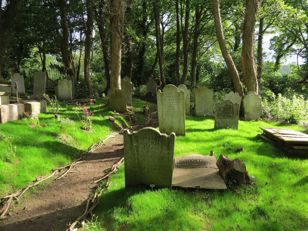 Dua kuburan berisiko di Falmouth menerima dana lotre £ 250k